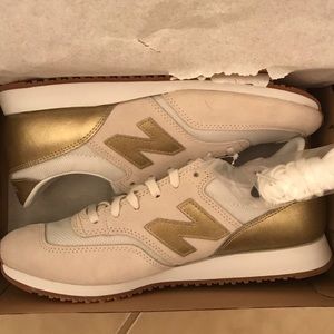 NIB CREAM AND GOLD NEW BALANCE SNEAKERS